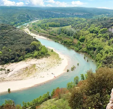 AU BORD D’UNE RIVIÈRE